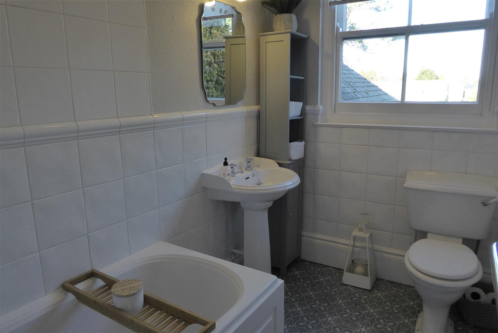 BATHROOM/WC